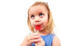 Kislány cukrot eszik